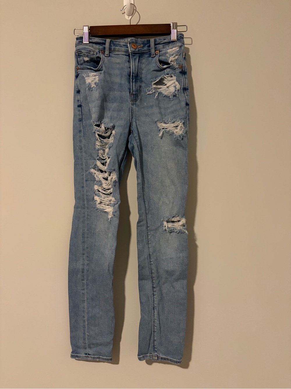 Women’s American Eagle ripped mom jeans